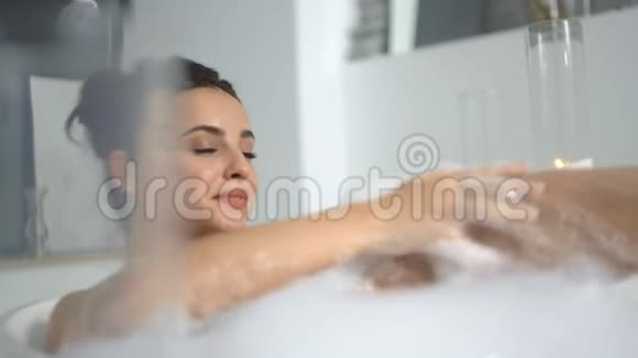 把热辣的女人关在浴室里性感的女孩在豪华浴室放松视频的预览图