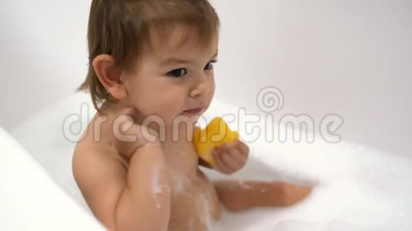一个小女孩用泡沫和肥皂泡洗澡视频的预览图