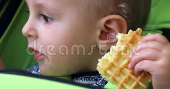 宝宝吃华夫饼视频的预览图