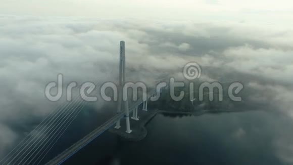 鲁斯基大桥穿越海峡的鸟瞰图视频的预览图