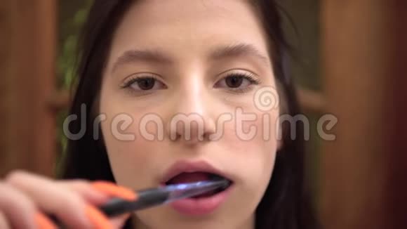 年轻女子刷牙特写牙齿护理牙膏视频的预览图