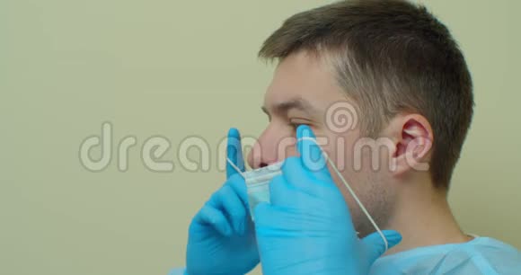 对Covid19冠状病毒的大流行保护一位年轻的男医生戴着医用面罩的肖像病毒视频的预览图