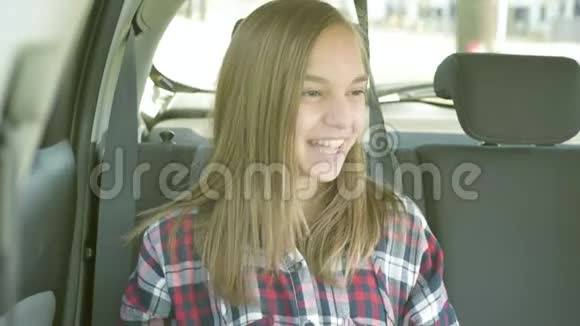 坐在车后座的少女视频的预览图