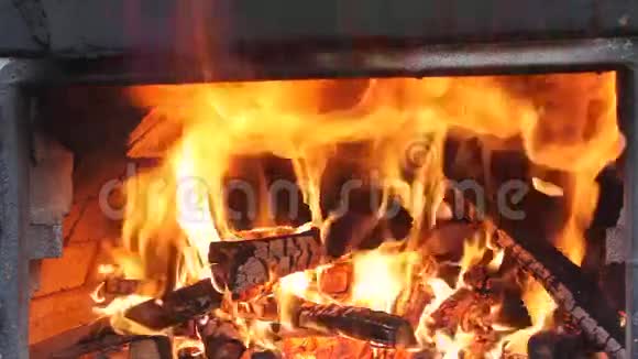 在烤箱里燃烧视频的预览图