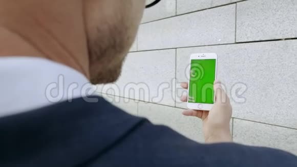 商人在街上的智能手机上进行视频聊天使用手机的经理视频的预览图