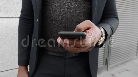 商人在户外用手机浏览互联网管理人员使用智能手机视频的预览图