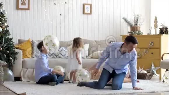 有三个孩子的大家庭在圣诞前夜在家玩得很开心视频的预览图
