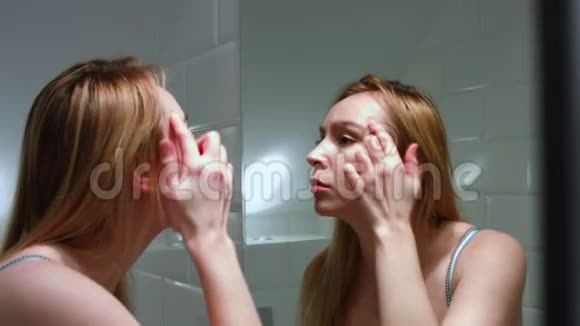 女人在照镜子护肤视频的预览图