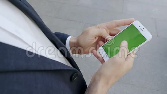 商人在外面打电话浏览互联网专业人士使用手机视频的预览图