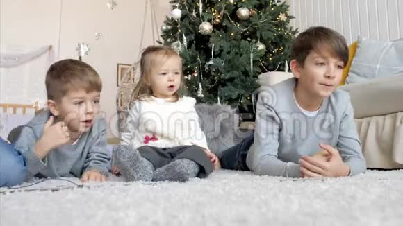 圣诞前夜孩子们在家一起玩铁路视频的预览图