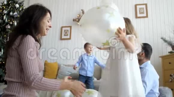 有三个孩子的大家庭在圣诞前夜在家玩得很开心视频的预览图