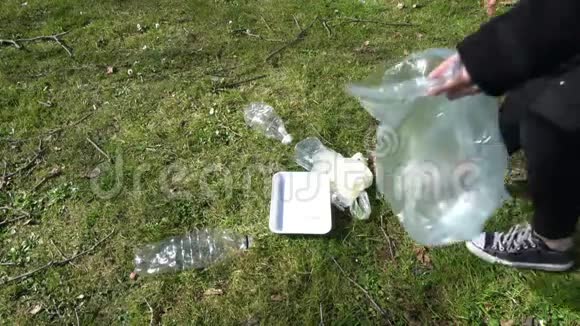 一个女孩收集塑料垃圾视频的预览图