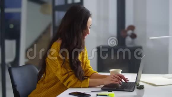 特写微笑的女商人在办公室工作笔记本电脑很漂亮的女人视频的预览图