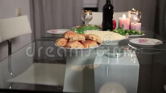 多代家庭提供感恩节餐桌视频的预览图