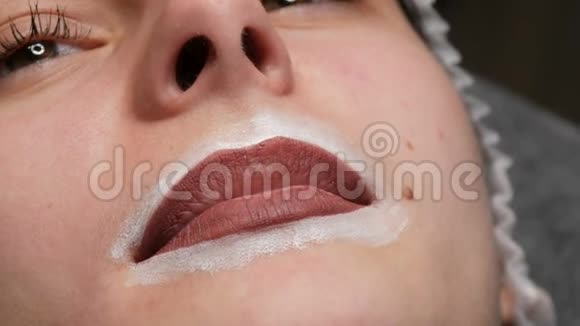 微漂白微染唇工作流程在美容院有嘴唇的女人用铅笔画画视频的预览图