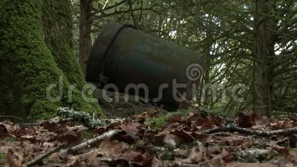 森林里一个生锈的旧木桶视频的预览图