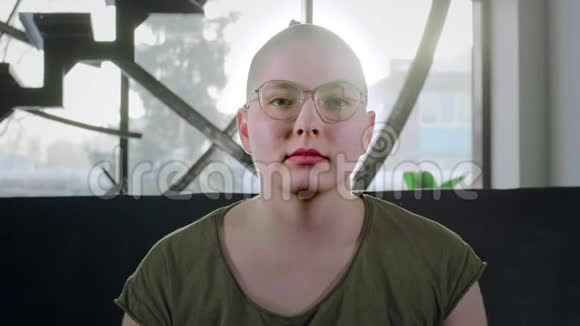 秃头女孩得了癌症女人戴上医用防护面罩对中国冠状病毒的保护视频的预览图