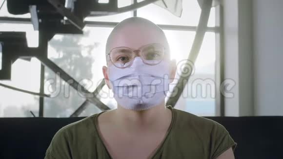 秃头女孩得了癌症女人戴上医用防护面罩对中国冠状病毒的保护视频的预览图