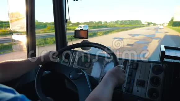 无法辨认的卡车司机双手握着方向盘控制着他的卡车驶向目的地关门视频的预览图