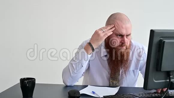 上班族的问题一个穿着白色衬衫的秃头男人坐在办公桌前拿着电脑因为视频的预览图