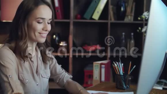 快乐商务女性在电脑上检查报告商业成功概念视频的预览图