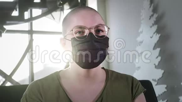 秃头女孩得了癌症女人戴上医用防护黑色面罩对中国冠状病毒的保护视频的预览图