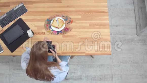 女食品设计师为三明治构图拍照视频的预览图