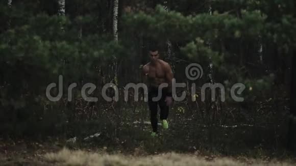 运动员以赤裸的躯干和集中的脸准备出发然后穿过森林对抗视频的预览图