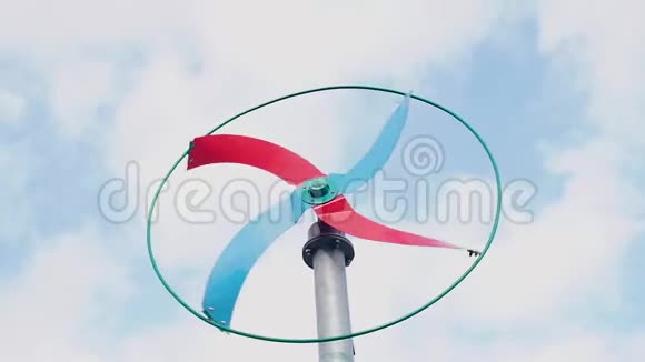 风车在风中旋转视频的预览图
