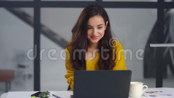 微笑的女人在笔记本电脑上收到有趣的信息快乐女孩聊天笔记本视频的预览图