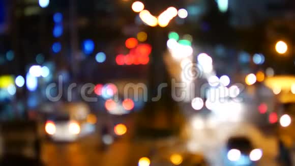 夜晚的城市灯在离焦视频的预览图