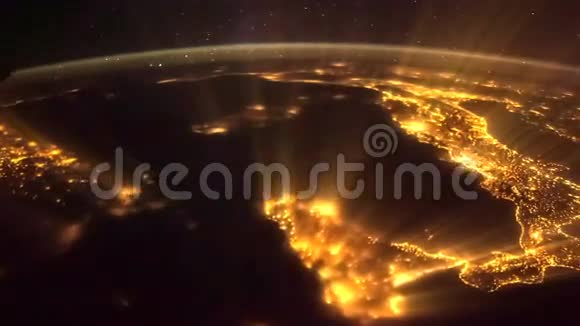 从国际空间站上看到闪亮的地球和意大利这段视频的元素由美国宇航局提供意大利点亮了夜灯视频的预览图