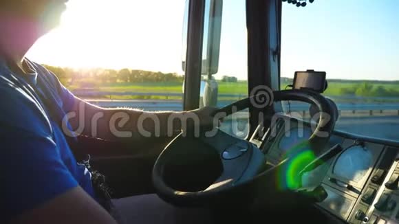 一个面目全非的人坐在卡车后面在日落时骑着车穿过乡村关闭方向盘视频的预览图