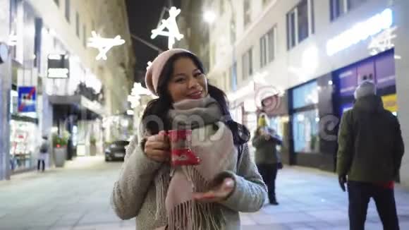 美丽的亚洲成熟女人在圣诞城自拍视频的预览图