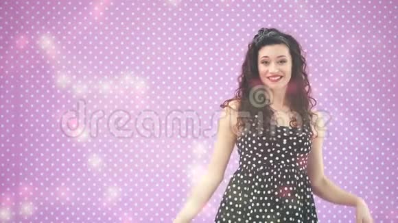 可爱的小女孩一头古怪的头发穿着黑色圆点花裙跳舞滑稽地挥动着她的手指着复制空间视频的预览图