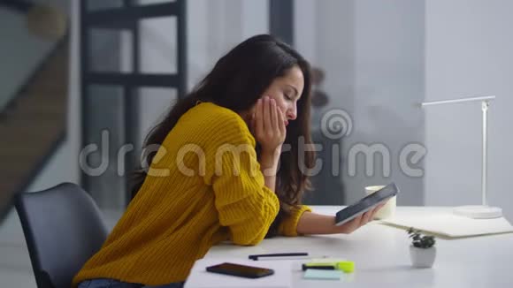 疲惫的女商人在室内打哈欠女人在办公室放松视频的预览图