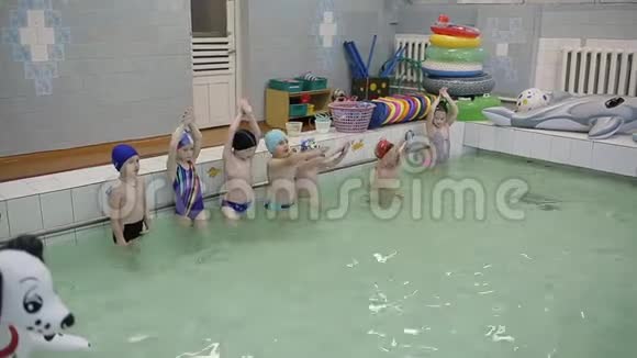 两个男孩正在游泳池里游泳在学校游泳池里游泳伙计们学游泳视频的预览图