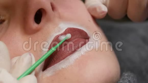 美容师大师对嘴唇进行特殊麻醉永久唇妆的准备现代面部纹身视频的预览图