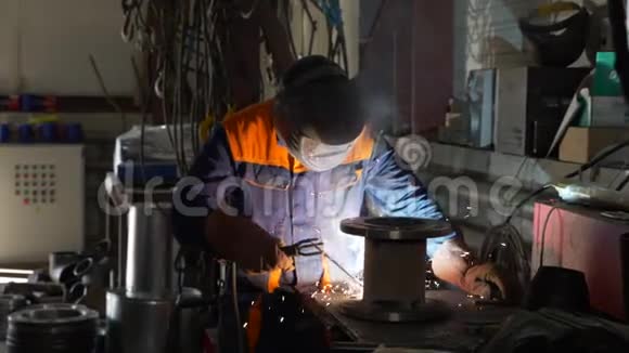 与金属一起工作的人焊工视频的预览图