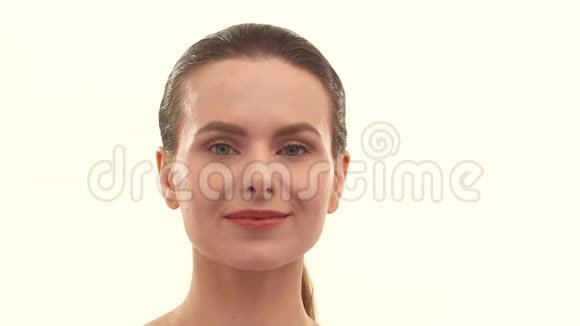 美容女性面部护肤理念贴心视频的预览图