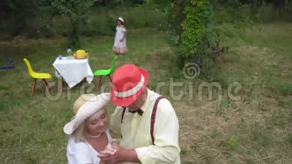 老太太和绅士在花园里跳舞视频的预览图