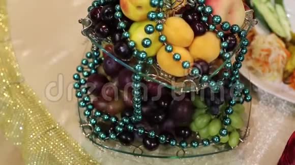 有水果和珠子的玻璃碗视频的预览图