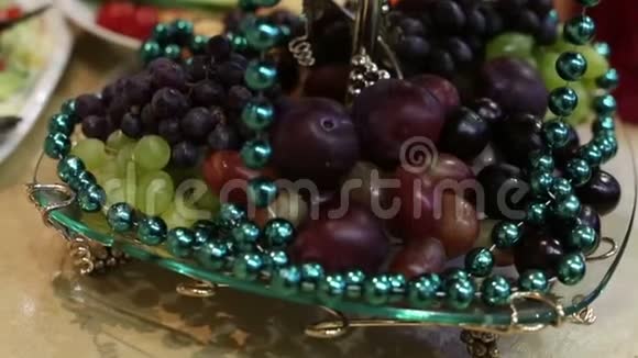 有水果和珠子的玻璃碗视频的预览图