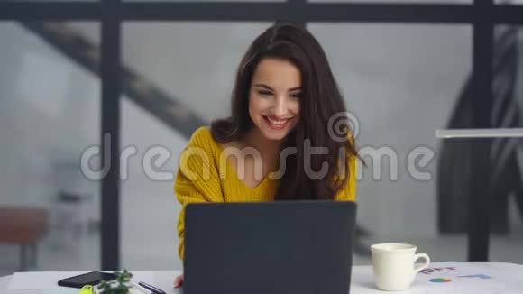 微笑的女商人在视频通话中显示图表视频的预览图