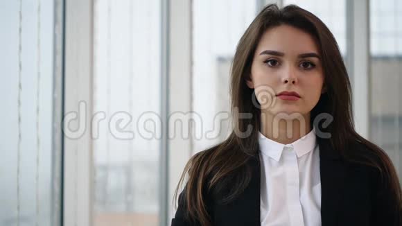 商务女性直指镜头隔离在白色全景背景上慢动作快关门复制空间视频的预览图
