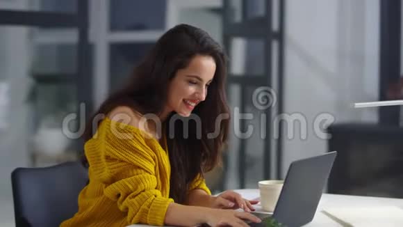 性感的商务女性在办公室工作笔记本电脑女孩在电脑上聊天视频的预览图