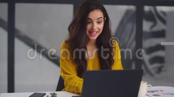 惊讶的女人看着电脑屏幕在笔记本电脑上聊天的快乐女孩视频的预览图