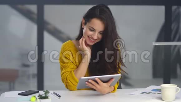 微笑商务女性上网性感的女孩触摸垫屏幕视频的预览图