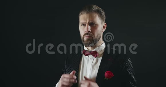 西装革履的优雅男子视频的预览图