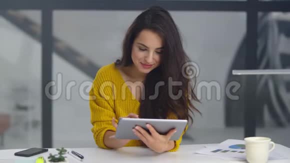 开朗的商务女性笑着用垫很漂亮的女人收到有趣的消息视频的预览图